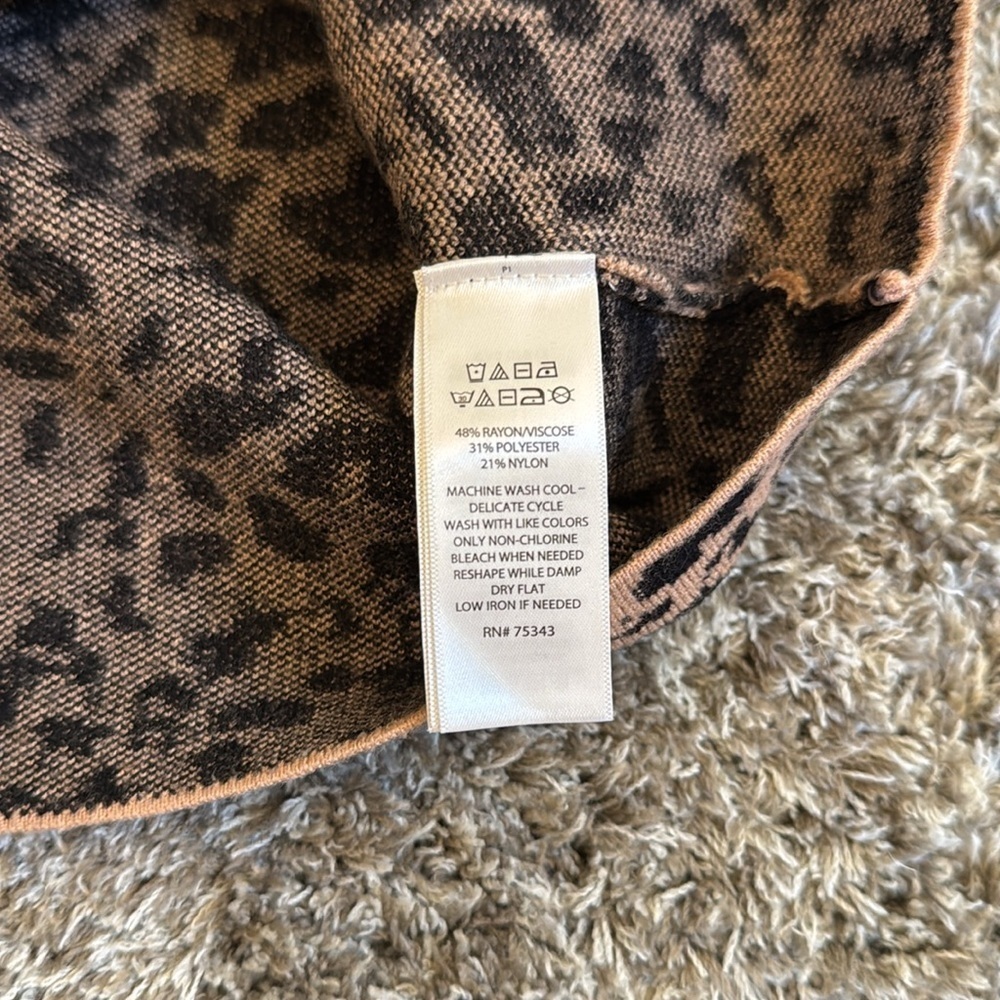 Tahari Tan Black Animal Print Long Sleeve Sweater Top Womens Size XS - Picture 7 of 7